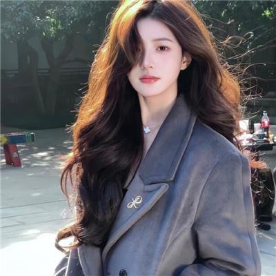 穿黄睡衣的女孩